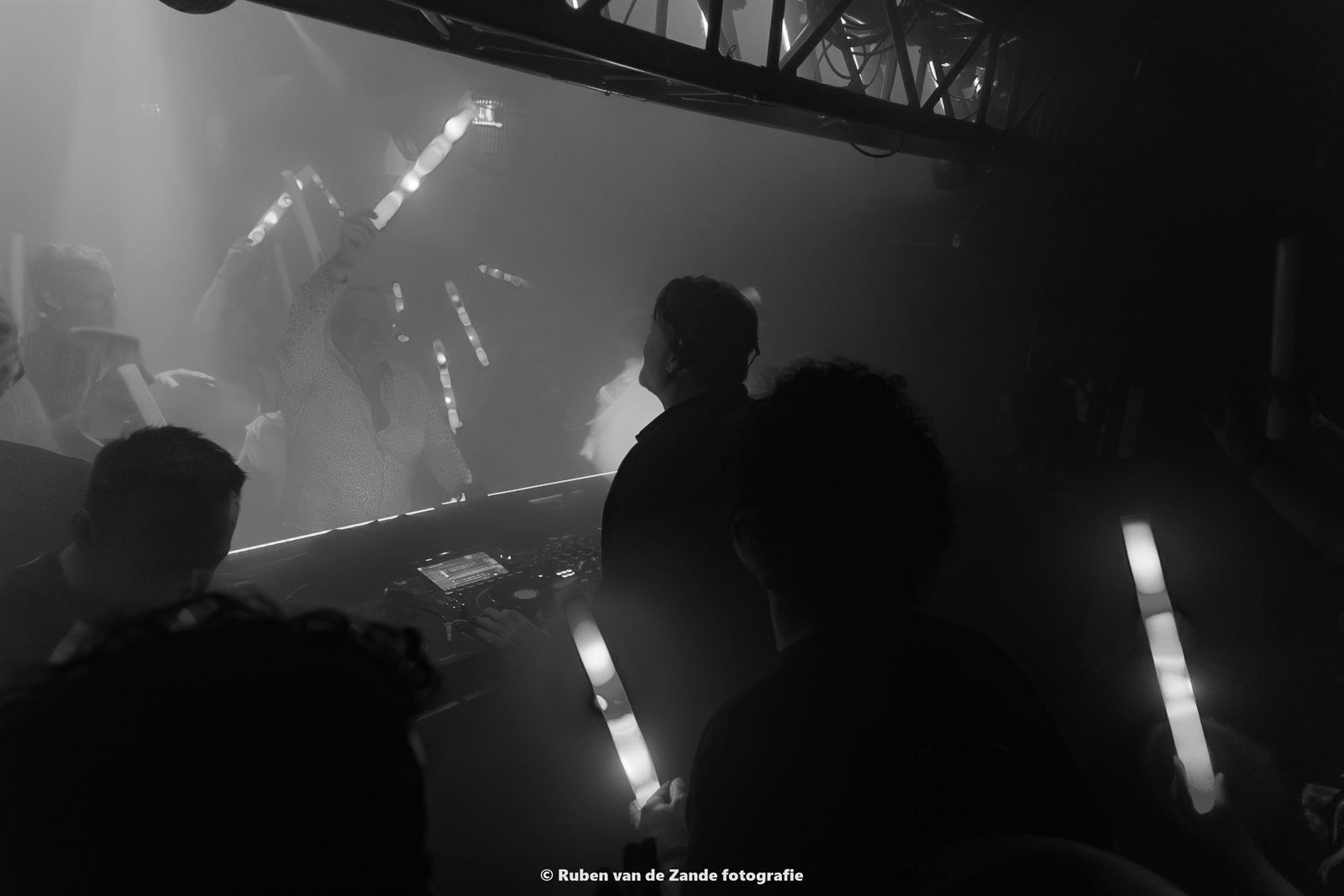 Crowd at Tussen Tosti & Techno, black and white